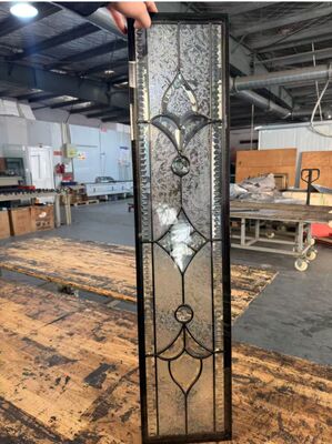 다양한 도어 스타일에 맞도록 디자인된 맞춤형 도어 유리 인서트, 우아함과 향상된 가시성을 제공